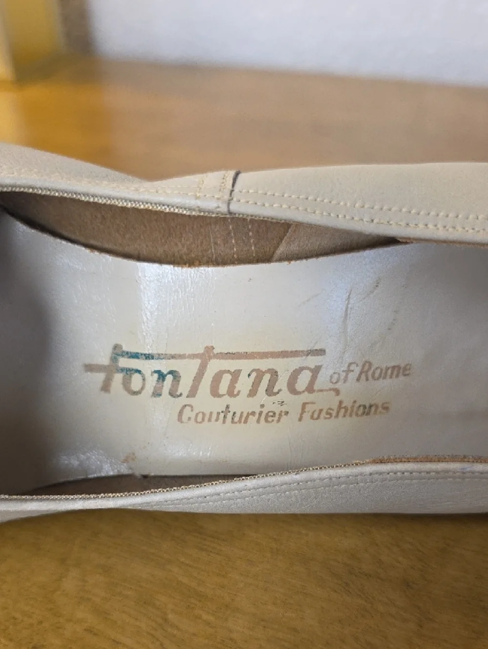 Vintage Cream Pointed-Toe Wood Heels with Tan Trim Cream Stitching 7.5